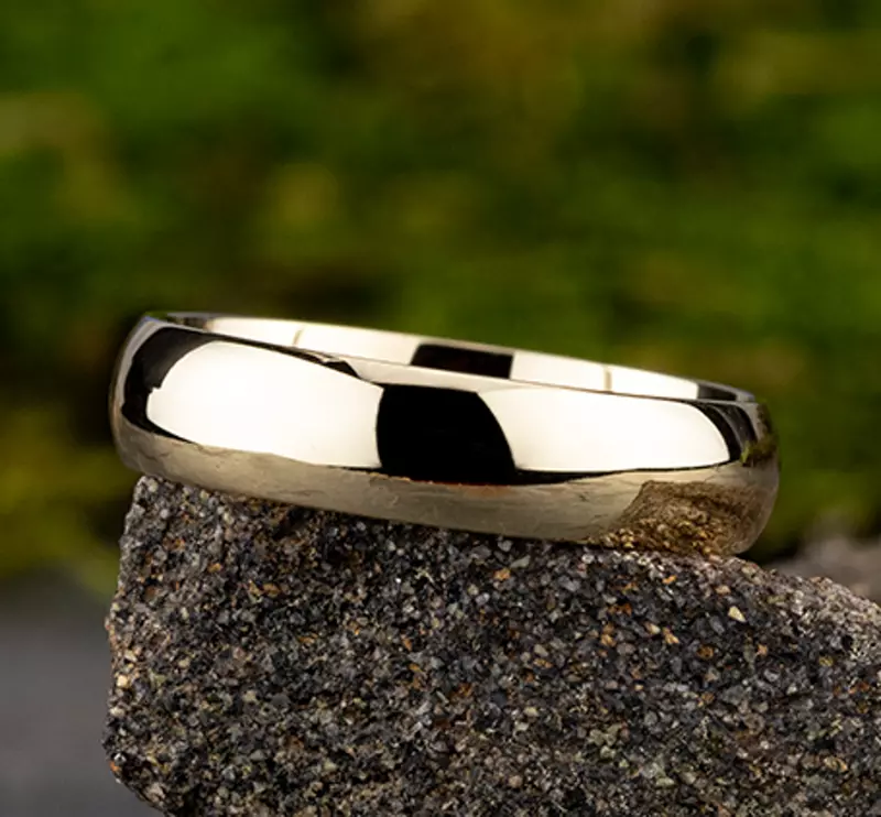 14K Yellow Gold Low Dome Comfort-Fit Polished Band (5mm)