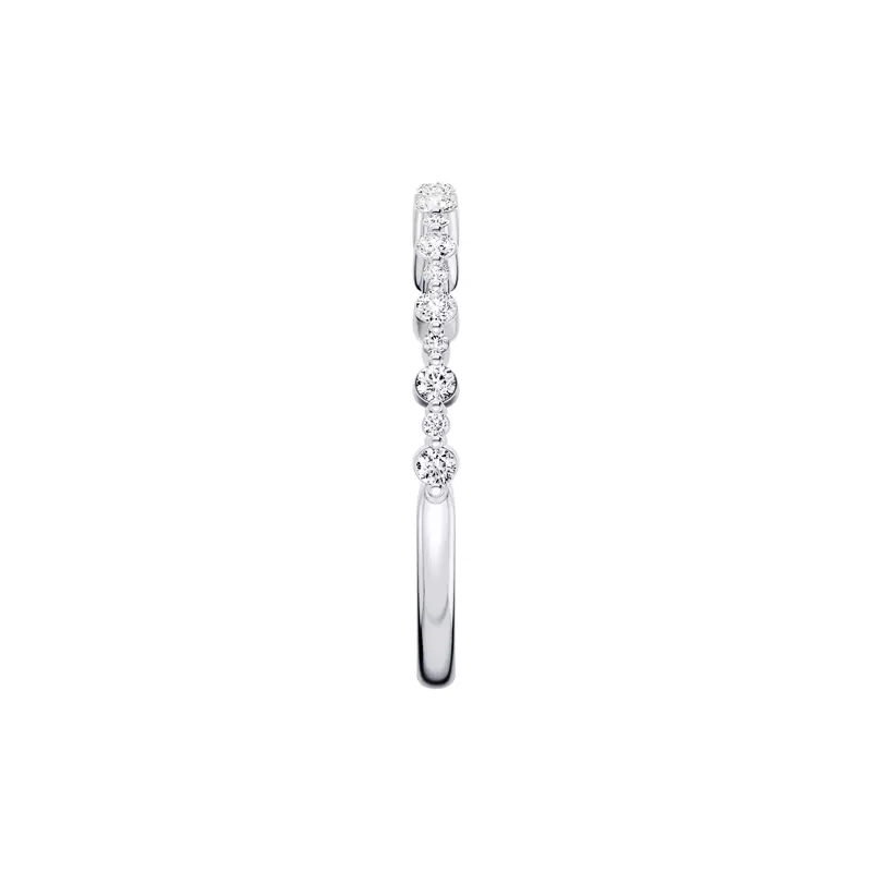 18K White Gold Classic Alternating-Sized Diamond Band (0.25 ct. tw.)