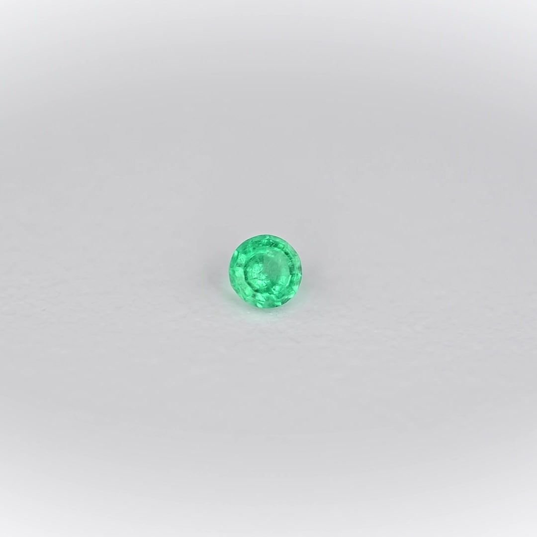 0.10 Carat Intense Green Round Emerald